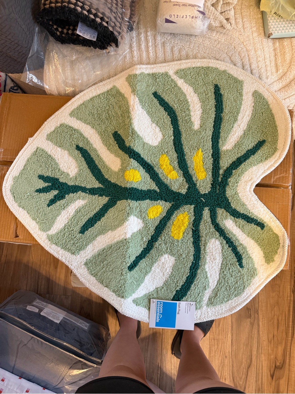 Room Essentials Green Leaf Bath Mat with Yellow Accents